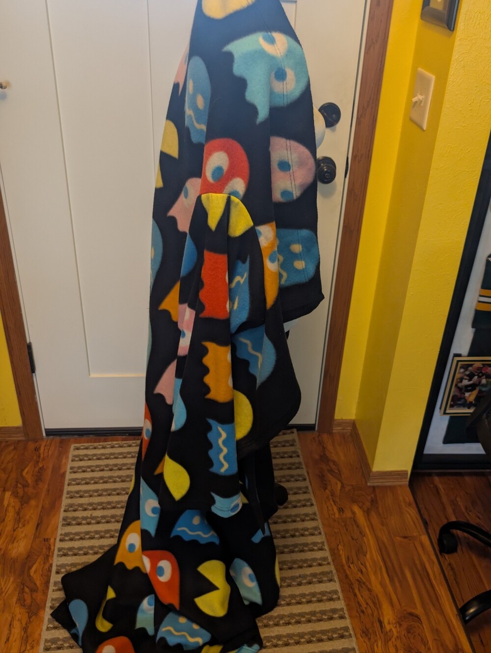 Pac-Man Branded Snuggie/Wearable Blanket - Picture 5 of 6